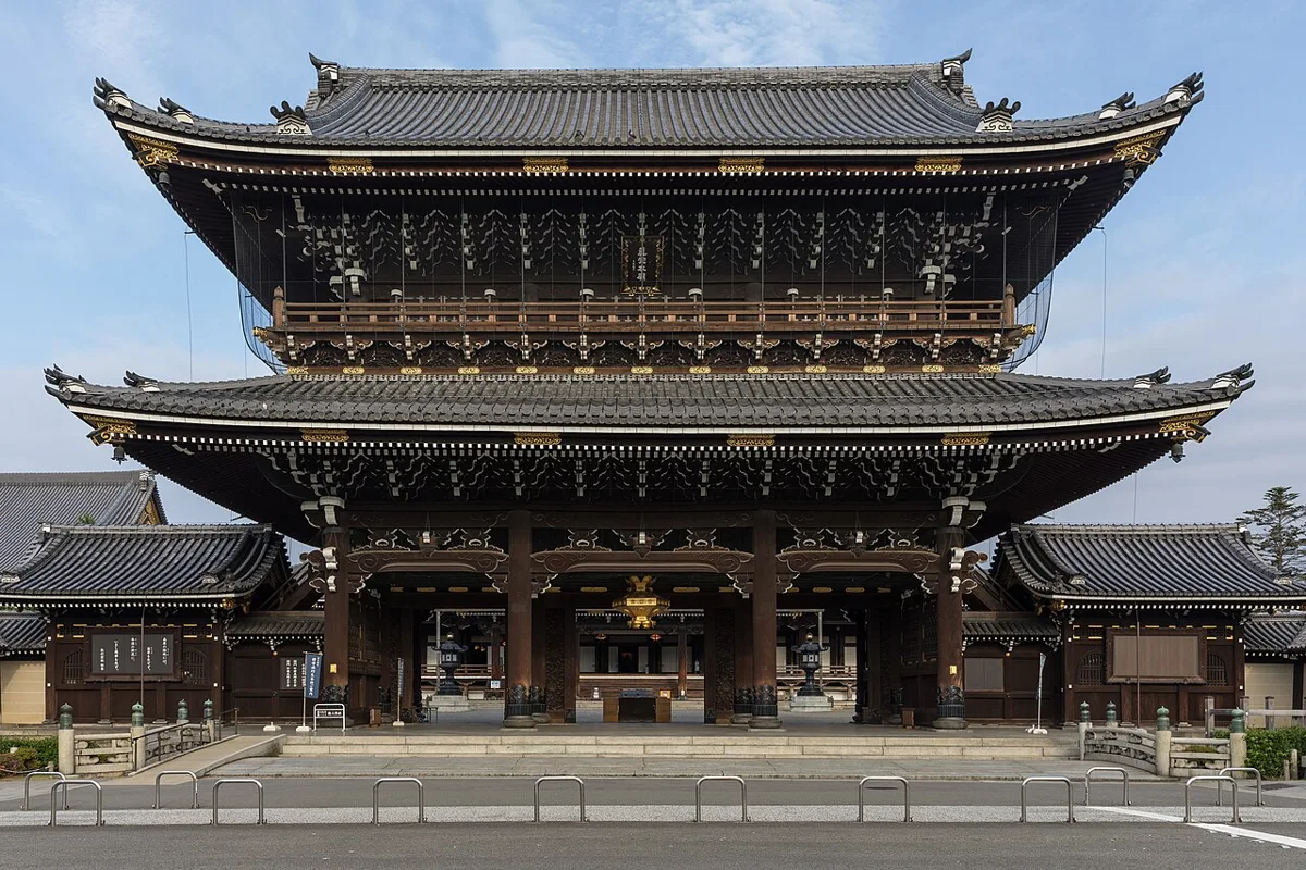 東本願寺の門（お東さん広場側）