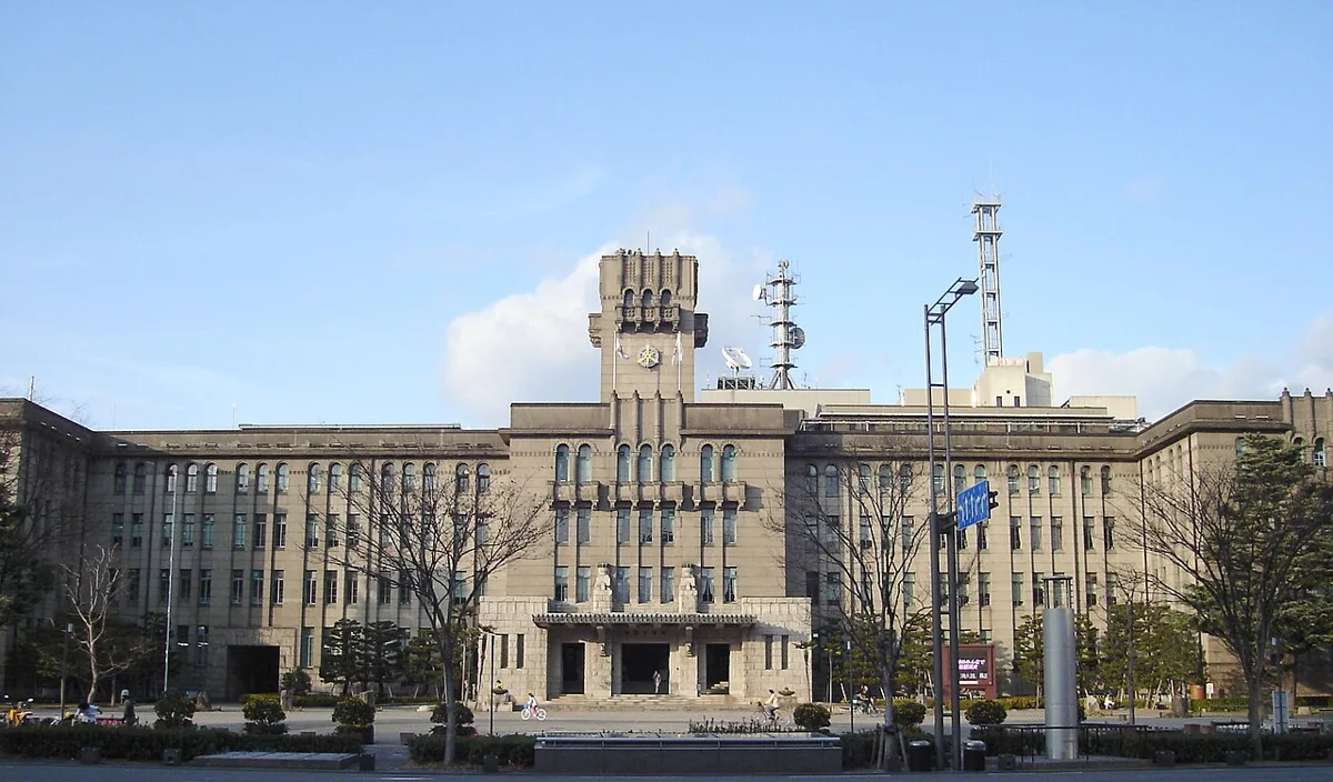 京都市役所・前広場の外観